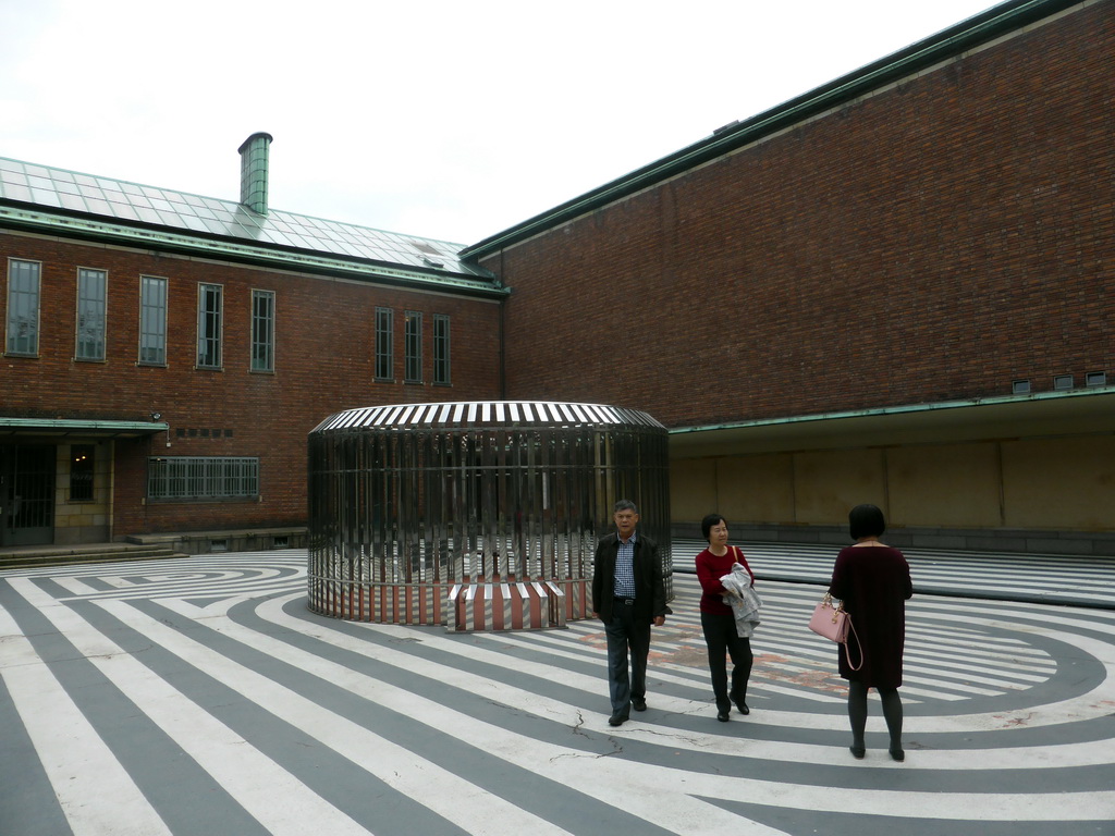 Miaomiao and her parents at the inner square of the Museum Boijmans van Beuningen