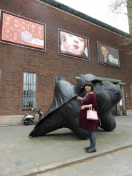 Miaomiao with the piece of art at the left front of the Museum Boijmans van Beuningen