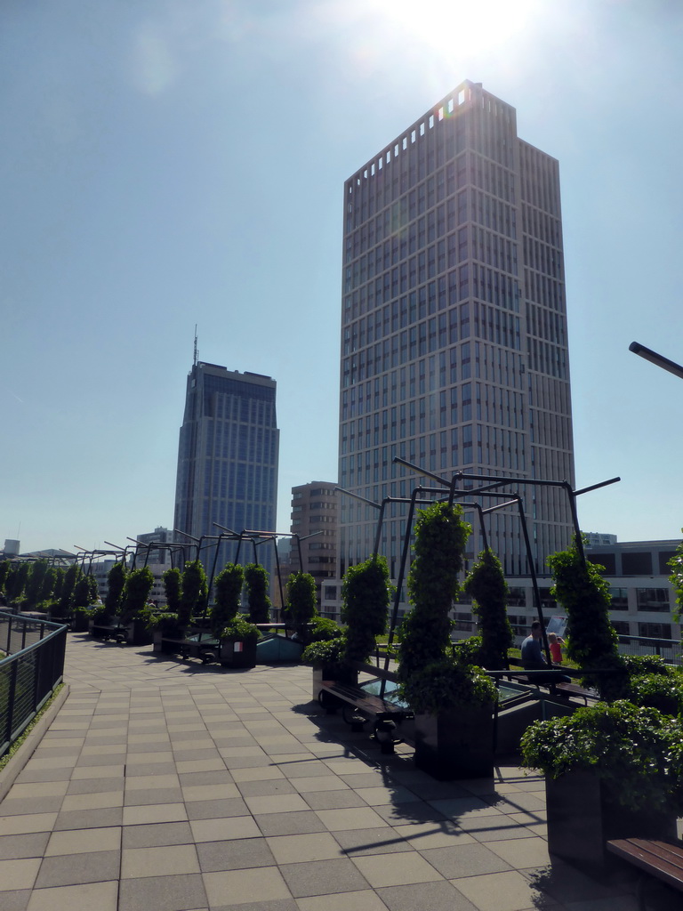 The central part of the roof of the Groothandelsgebouw building, with a view on the Manhattan Hotel and the FIRST Tower