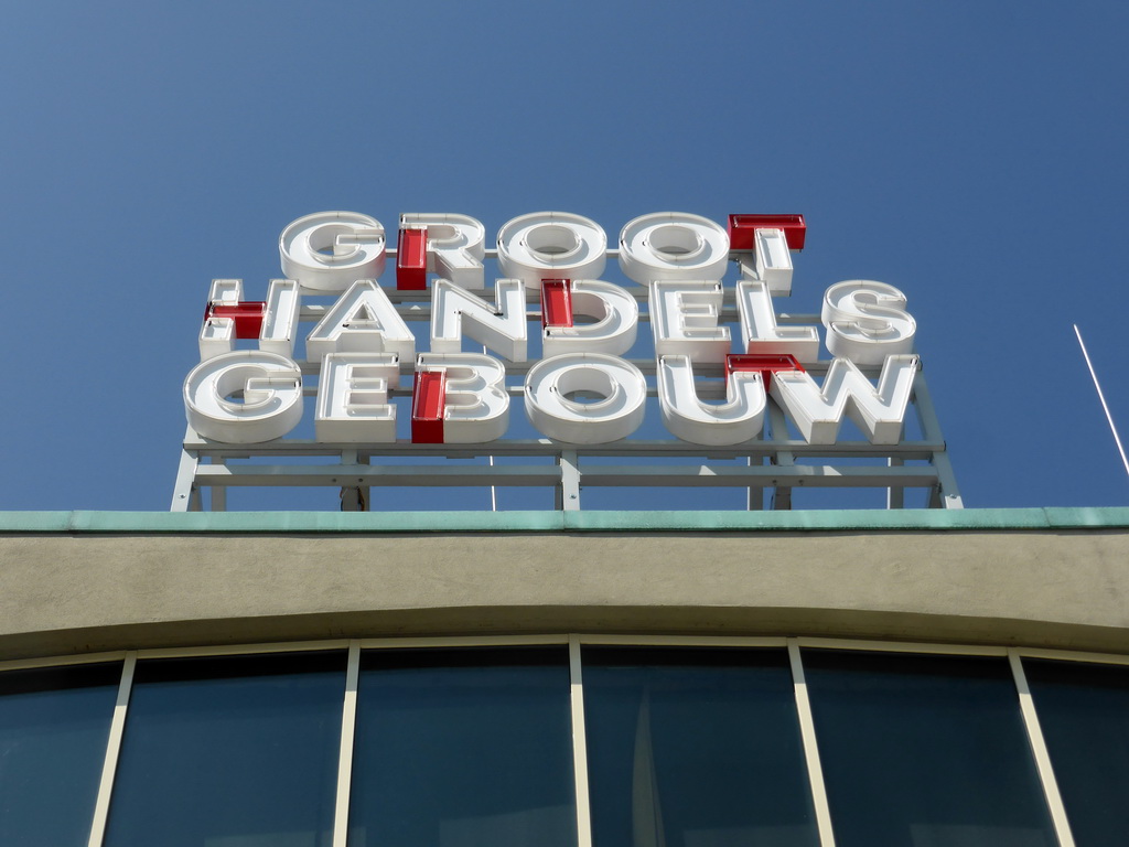 Logo of the Groothandelsgebouw building at the roof