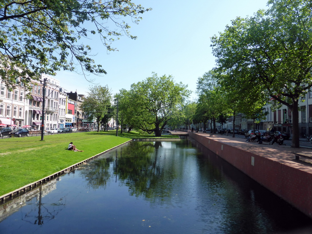 Canal at the south side of the Westersingel street, viewed from the Westersingelbrug bridge