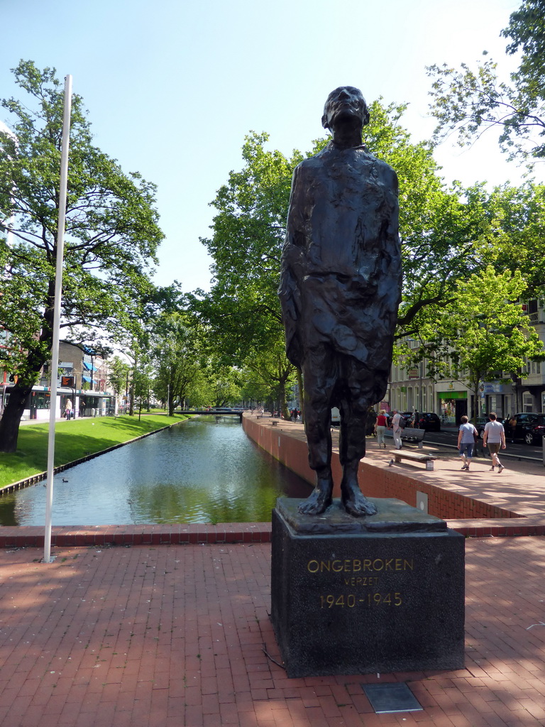 War monument `Ongebroken Verzet` at the Kruisplein square, and the canal at the north side of the Westersingel street