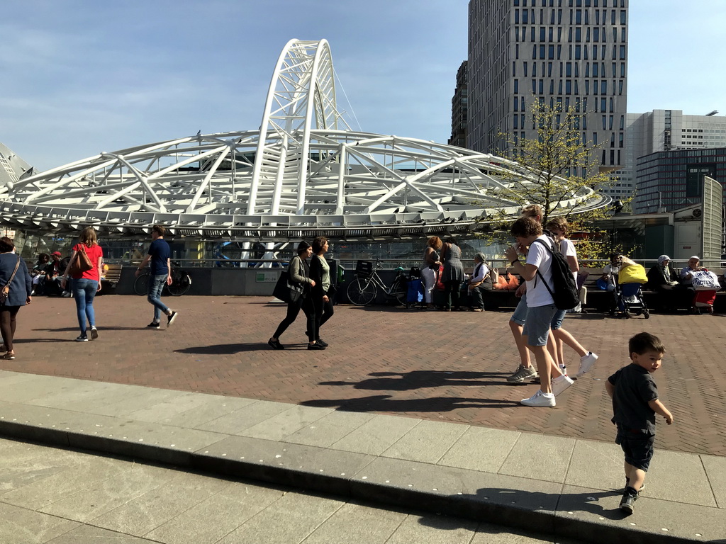 Max in front of the Rotterdam Blaak Railway Station at the Binnenrotte square