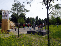 Stand of the architecture festival ZigZagCity and the statue `De Reus van Rotterdam` by Herman Lamers at the park at the West-Kruiskade street