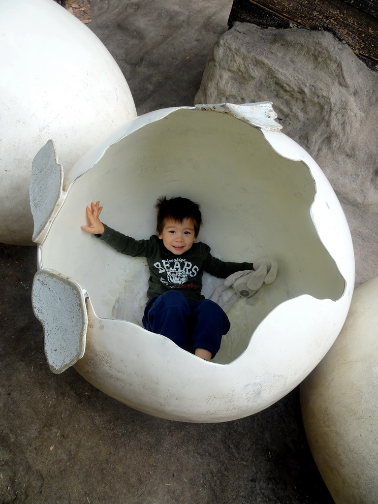 Max in a Turtle egg statue at the Oceanium at the Diergaarde Blijdorp zoo