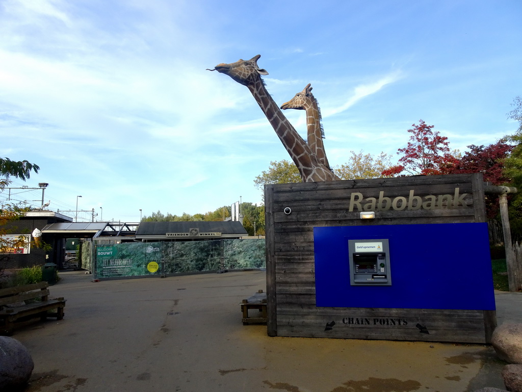 Giraf statues in front of the Ooievaarsnest shop at the Diergaarde Blijdorp zoo