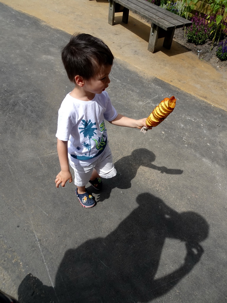 Max with a chip twister at the South America area at the Diergaarde Blijdorp zoo