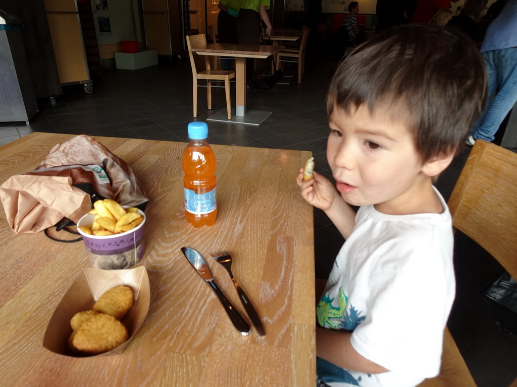 Max having lunch at the Lepelaar restaurant at the Diergaarde Blijdorp zoo