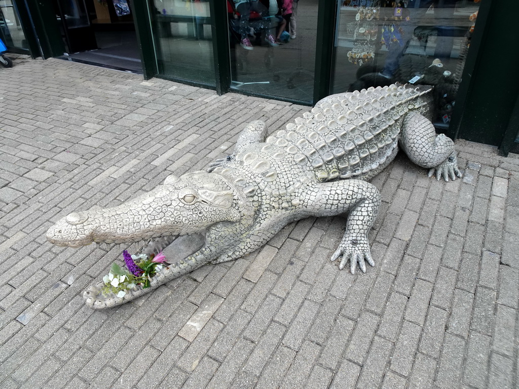 Crocodile statue in front of the Zee van Zoovenirs shop at the Diergaarde Blijdorp zoo