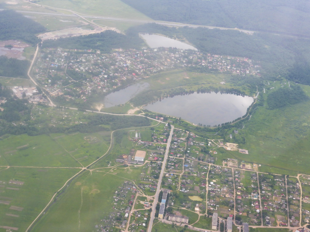 View on the towns of Vozrozhdeniye and Nizino, from the plane from Tallinn