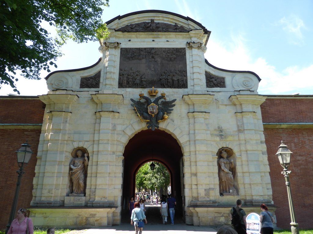 Miaomiao at the Petrovsky Gate at the Peter and Paul Fortress