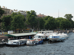 Tour boats and hydrofoils in the Neva river