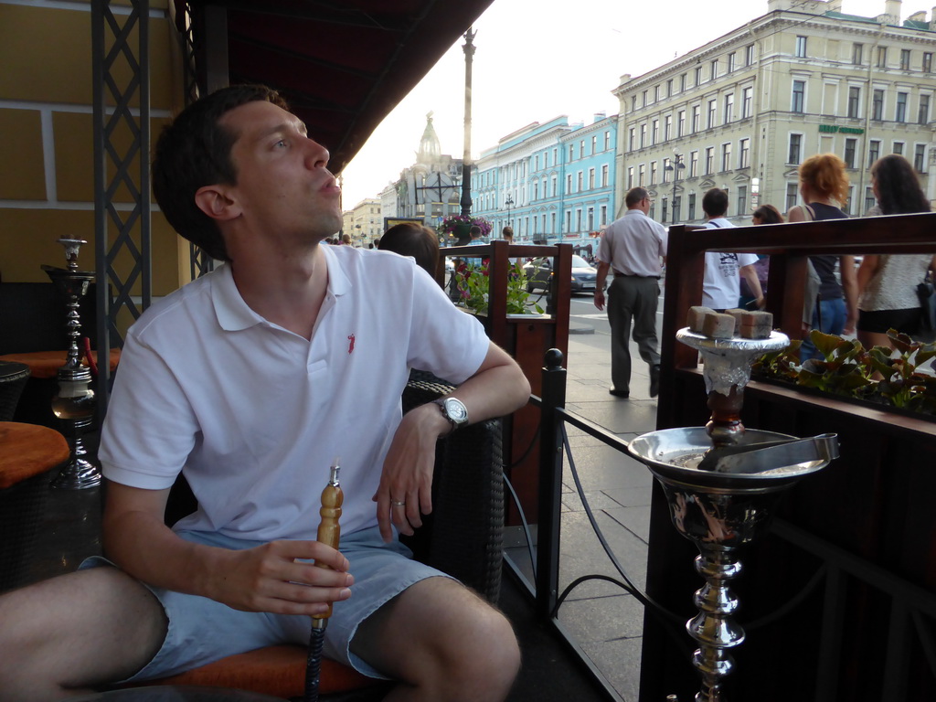 Tim with a waterpipe at the Gamma Coffee Club at the Nevskiy Prospekt street