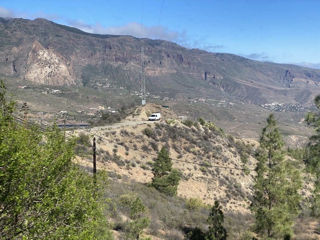 Hills and house near the town of La Plata, viewed from the tour bus on the GC-60 road near the Cruz Grande viewing point