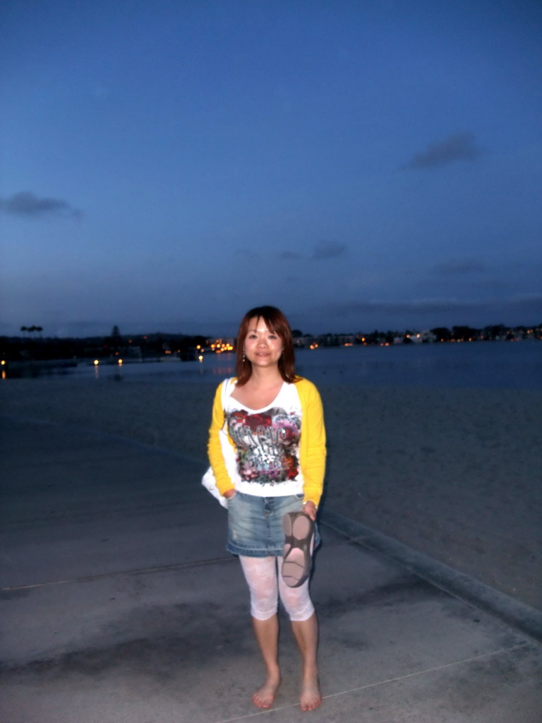 Miaomiao at the Bayside Walk, at sunset