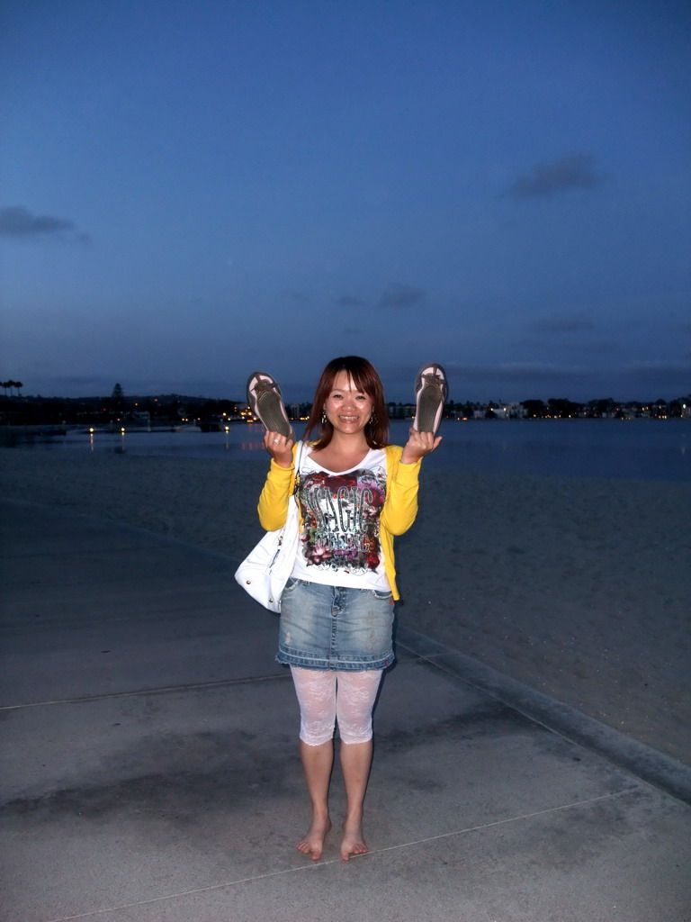 Miaomiao at the Bayside Walk, at sunset