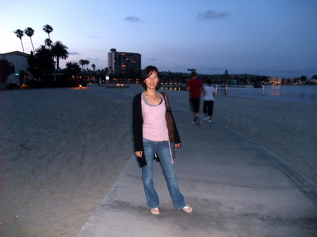 Mengjin at the Bayside Walk, at sunset