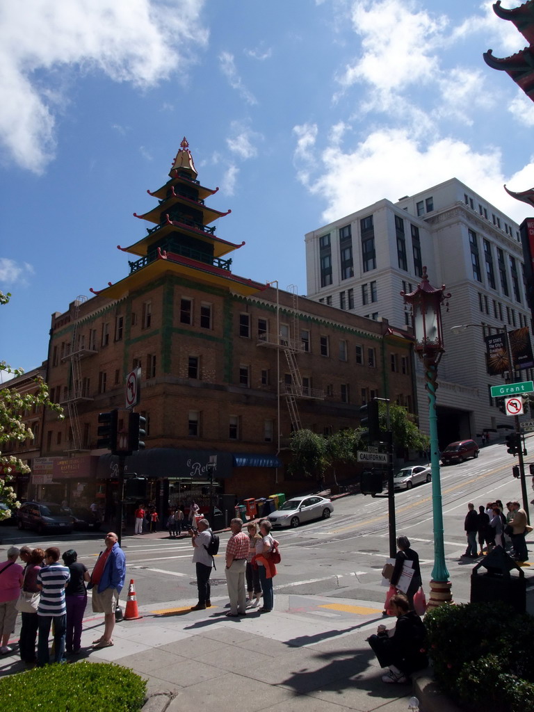 Crossing of Grant Avenue and California Street