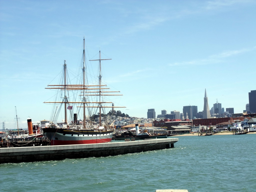 Boats in San Francisco Bay and the skyline of San Francisco, with the Transatlantic Pyramid