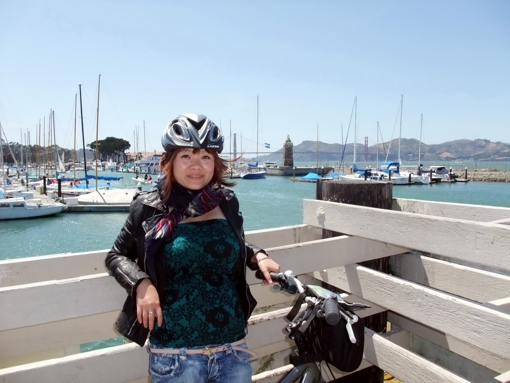 Miaomiao at the harbour of San Francisco Bay and the Golden Gate Bridge