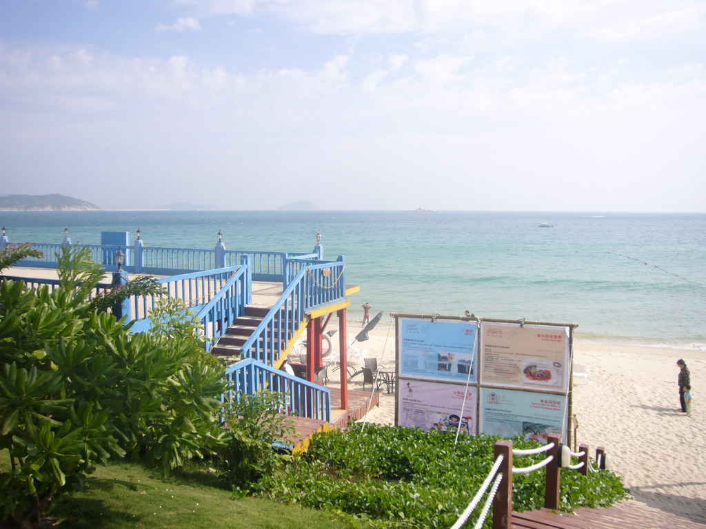 The beach of Yalong Bay with the beach shack of Gloria Resort Sanya