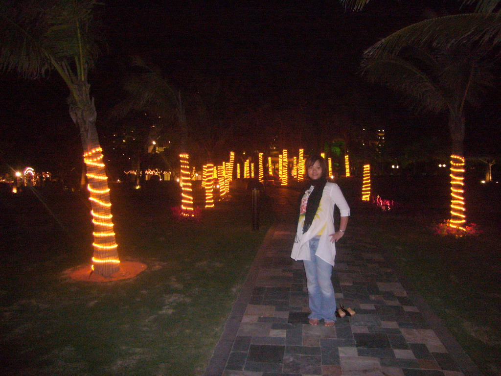 Miaomiao at the gardens of the Gloria Resort Sanya, by night