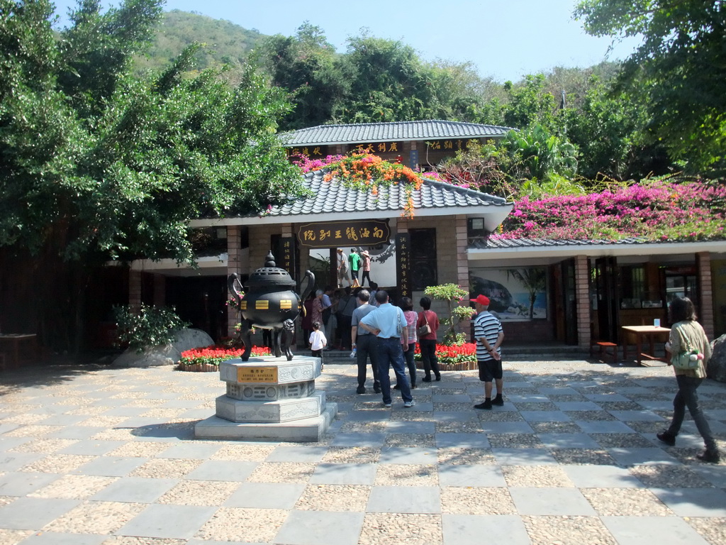 Incense burner at the entrance of the Temporary Palace of the Dragon King of the South Sea at the Sanya Nanshan Dongtian Park