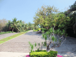 sanya_2_070 - 364 kb - 1024x768 - Staircase to the Group Sculpture of Jian Zhen at the Sanya Nanshan Dongtian Park Staircase to the Group Sculpture of Jian Zhen at the Sanya Nanshan Dongtian Park