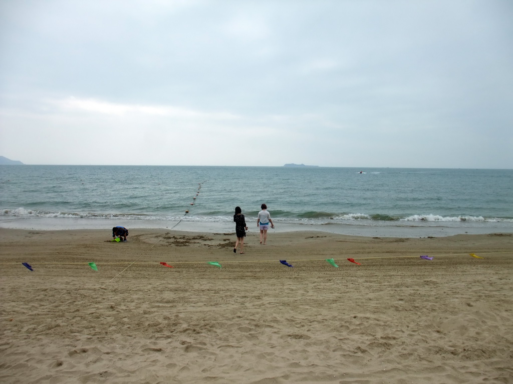 Miaomiao and Mengjin at the beach in front of the Ocean Sonic Resort