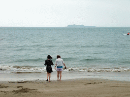 Miaomiao and Mengjin at the beach in front of the Ocean Sonic Resort