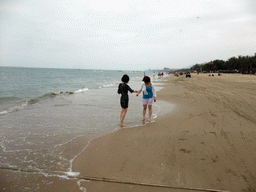 Miaomiao and Mengjin at the beach in front of the Ocean Sonic Resort