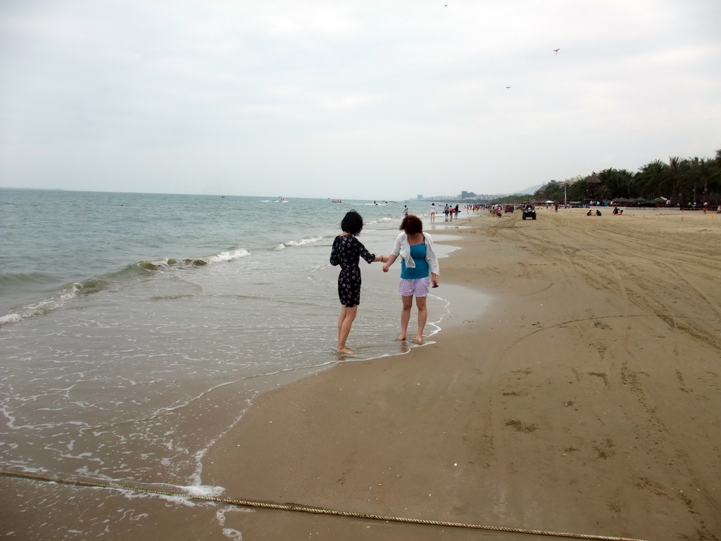 Miaomiao and Mengjin at the beach in front of the Ocean Sonic Resort