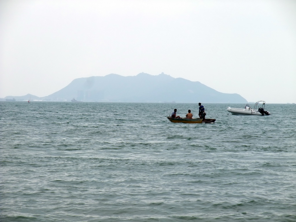 Boats in the sea in front of the Ocean Sonic Resort, with a view on the Luhuitou peninsula