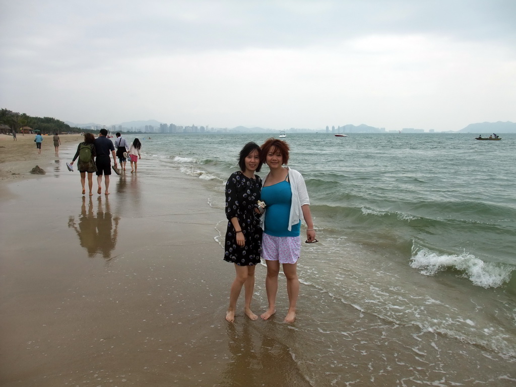Miaomiao and Mengjin at the beach in front of the Ocean Sonic Resort, with a view on the skyline of Sanya