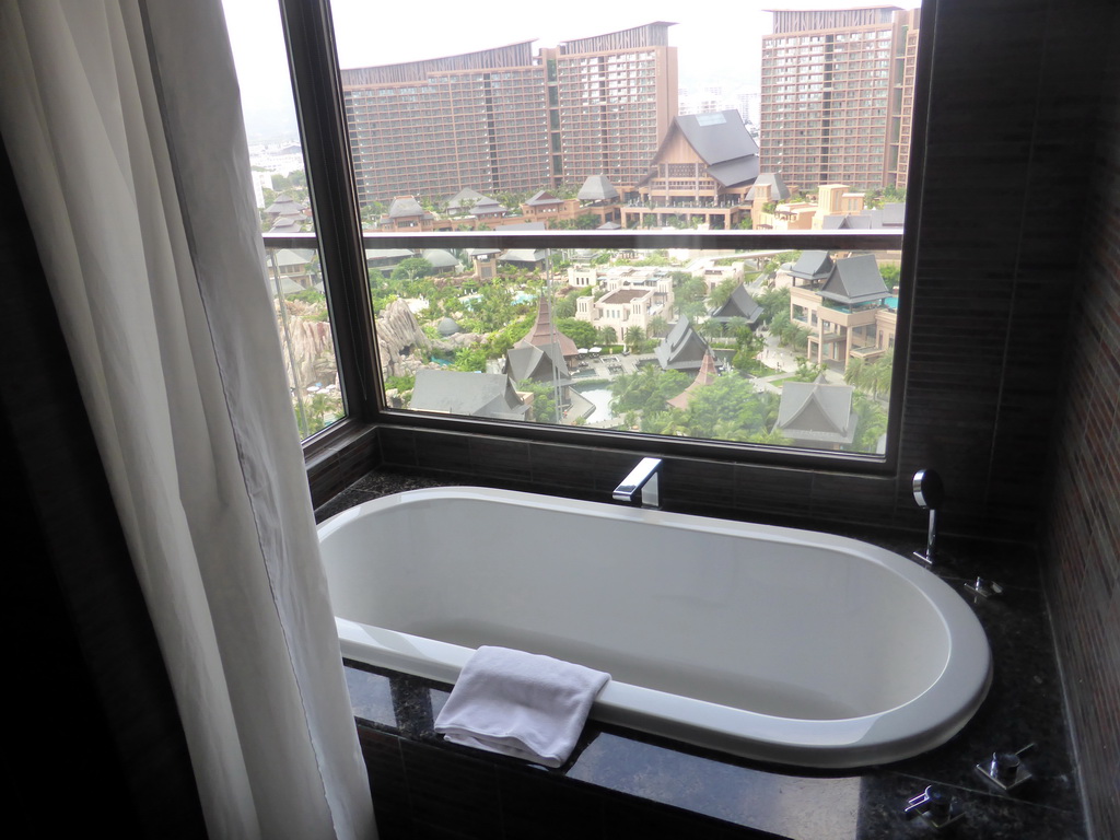 Bathtub in our bathroom at the Sanya Bay Mangrove Tree Resort, with a view on the central area with the Amazon Jungle Water Park