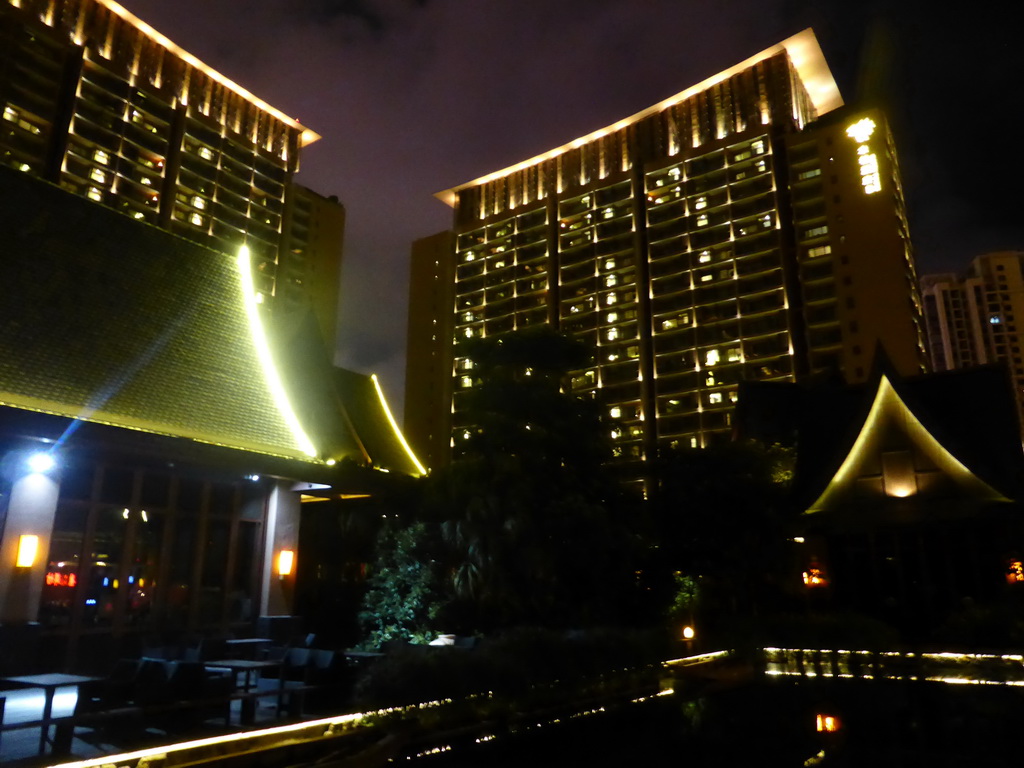 Buildings and pavilions at the Sanya Bay Mangrove Tree Resort, by night