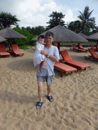 sanya_3_207 - 315 kb - 768x1024 - Max and Miaomiao`s father at the beach of the InterContinental Sanya Haitang Bay Resort Max and Miaomiao`s father at the beach of the InterContinental Sanya Haitang Bay Resort