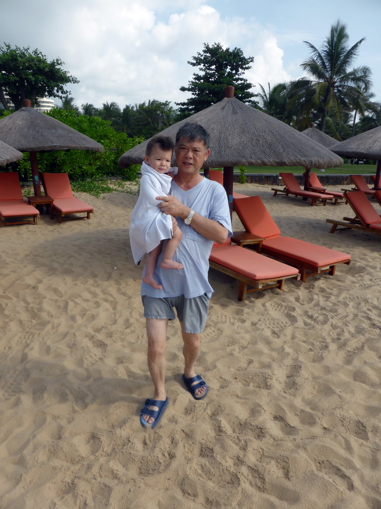 Max and Miaomiao`s father at the beach of the InterContinental Sanya Haitang Bay Resort