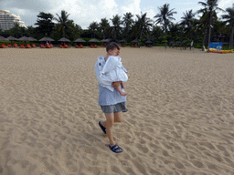 sanya_3_208 - 303 kb - 1024x768 - Max and Miaomiao`s father at the beach of the InterContinental Sanya Haitang Bay Resort Max and Miaomiao`s father at the beach of the InterContinental Sanya Haitang Bay Resort