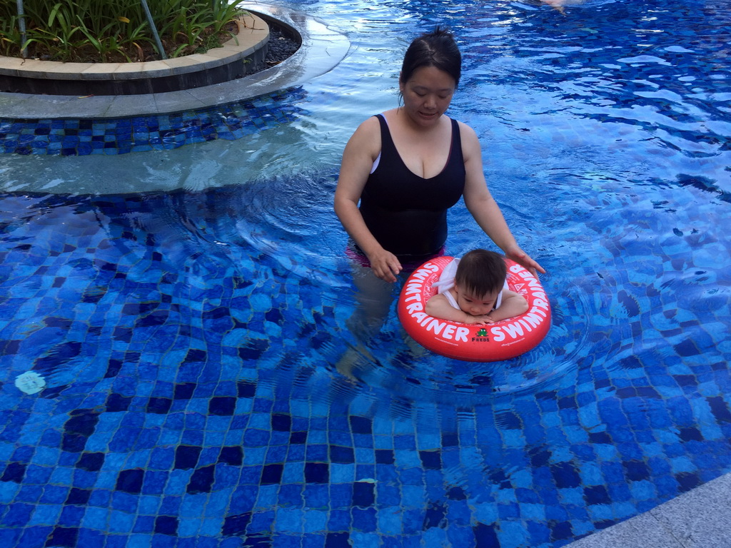 Miaomiao and Max in the swimming pool of the InterContinental Sanya Haitang Bay Resort