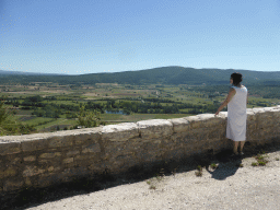 Miaomiao at a viewing point along the D1 road from Avignon, with a view on hills and lavender fields