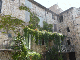 Houses with creepers at the Place du Château square