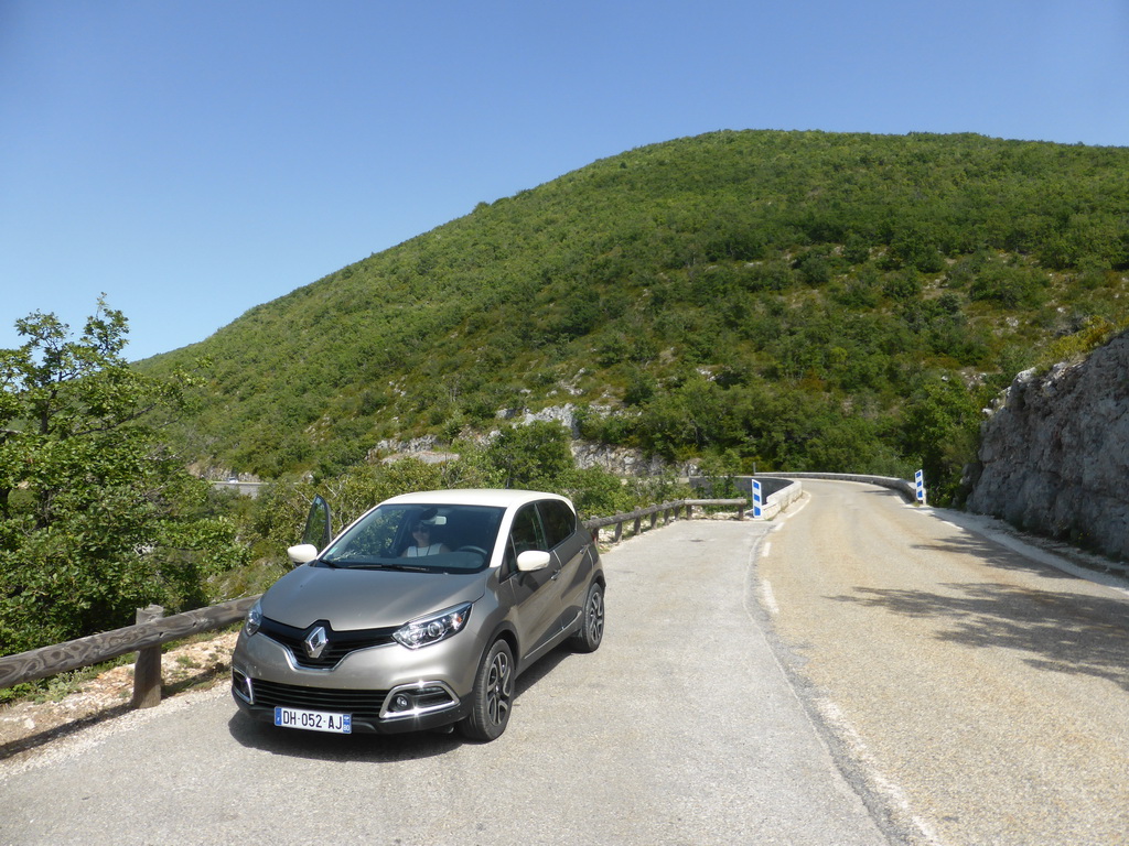 Miaomiao in our rental car, at a viewing point along the D943 road to Gordes