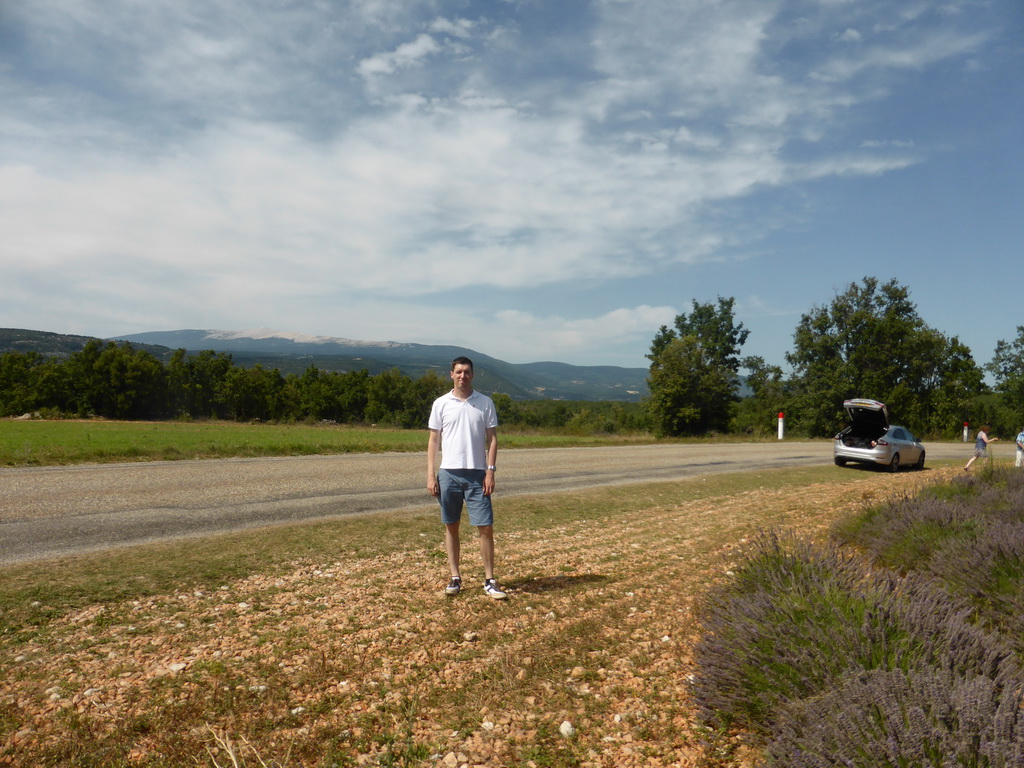 Tim with the D943 road to Gordes and a lavender field