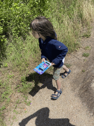 Max walking with a toy to the staircase from the Rampweg road to the West Repart beach