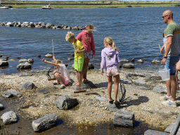People catching crabs at the Duikplaats `t Koepeltje