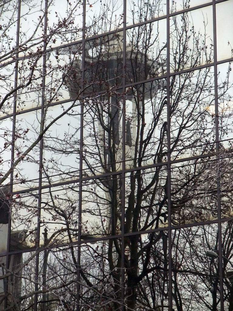 Reflection of the Space Needle in a building at the crossing of Cedar Street and 4th Avenue