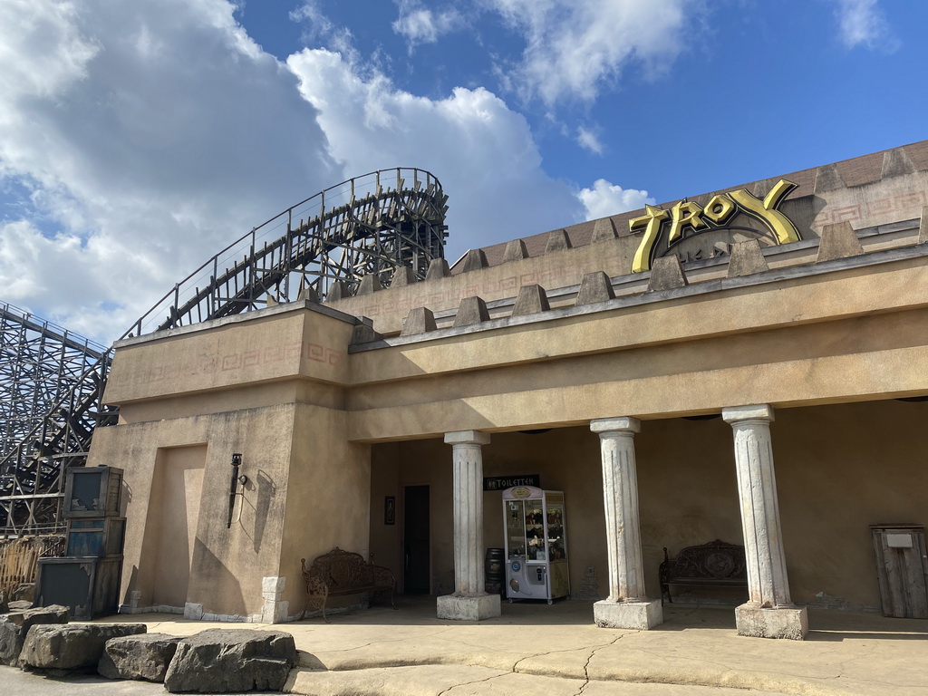 The Troy attraction and the front of the Trojaanse Schatten shop at the Ithaka section at the Toverland theme park