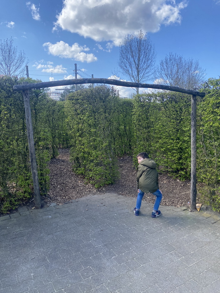 Max in front of the Dwaalhof attraction at the Wunderwald section at the Toverland theme park