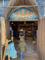 Max entering the Exploria Magica attraction and Mundo Magica shop at the Port Laguna section at the Toverland theme park